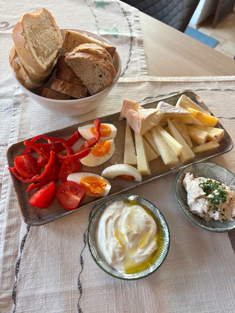 Käse, Brot, Ei und Aufstriche als Jause