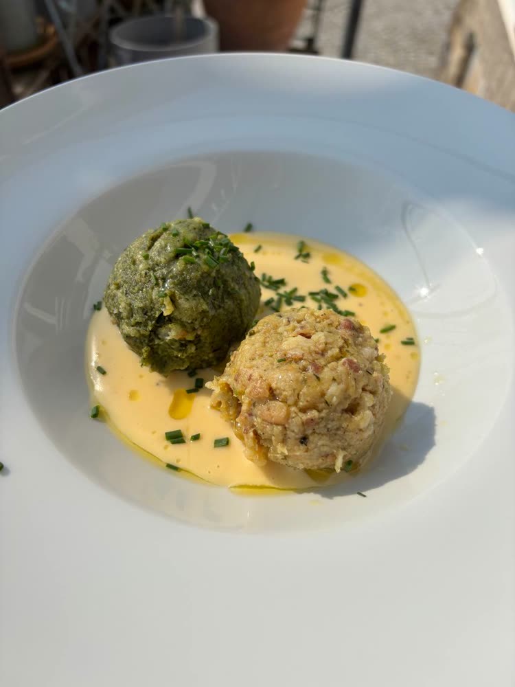 Knödel mit Sauce und Schnittlauch